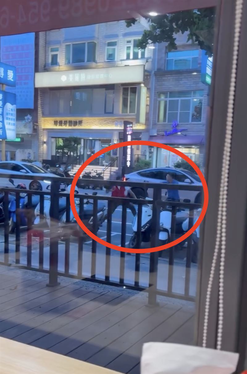 紅衣阿公拿安全帽攻擊騎士。（圖／翻攝自Threads @tsoustar）