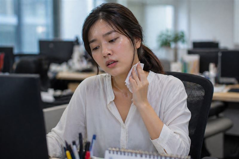 30歲女每天洗2次澡仍被嫌有體味，胸腔暨重症醫師黃軒指出，汗本身無味，關鍵在基因、荷爾蒙與生活習慣環境影響。（圖／AI製圖）