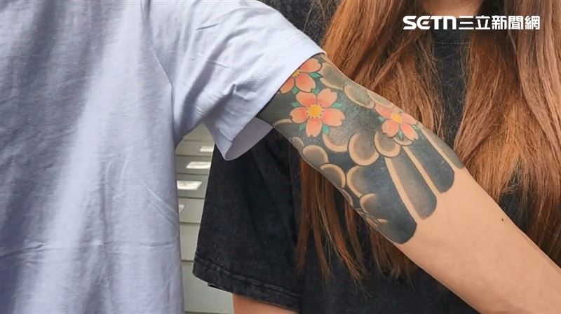 小宇質疑警方僅因他左手有刺青，與嫌疑人相同，就持搜索票上門抓人。（圖／翻攝畫面）