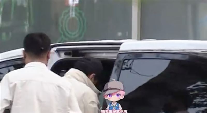 楊子被狗仔拍到現身醫院。（圖／翻攝自微博）