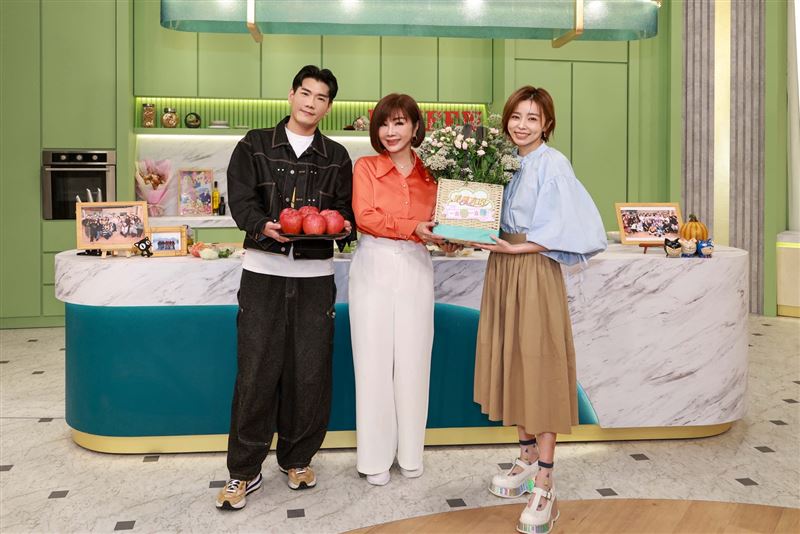 主持人小鹿（左起）、陳美鳳、王瞳合照。(圖／民視提供）