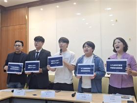 台灣學生聯合會會同中原大學學生會、立委吳思瑤和葛如鈞，共同召開記者會呼籲全面解除宿舍宵禁。（圖／記者周佩怡攝影）
