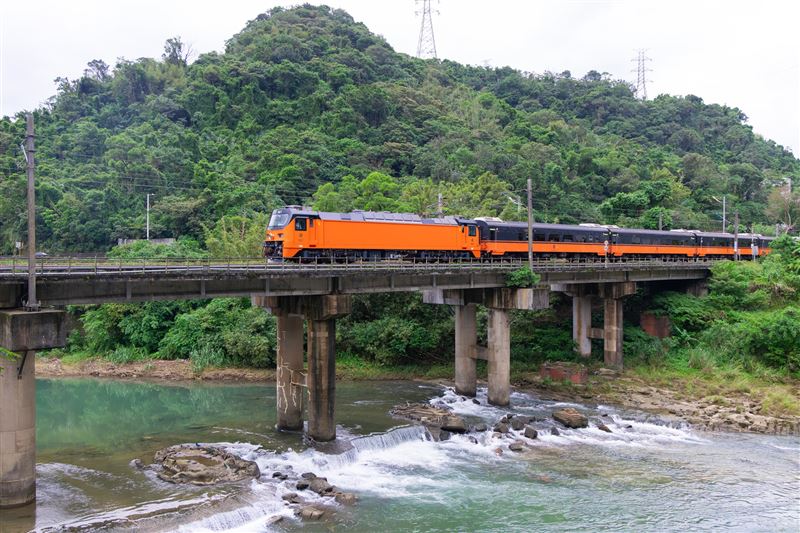 「鳴日號」推出全新「兩天一夜輕奢版」振興花蓮專案，主打入住五星飯店與深度探索光復鄉，暑假期間特別加碼開行。（圖／雄獅旅遊提供）