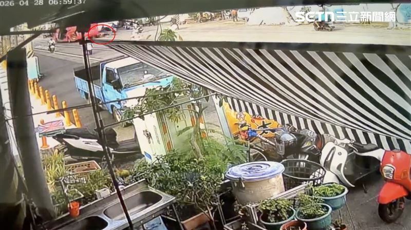 遊覽車緊急方向盤拉左，後輪仍輾過女警。（圖／翻攝畫面）