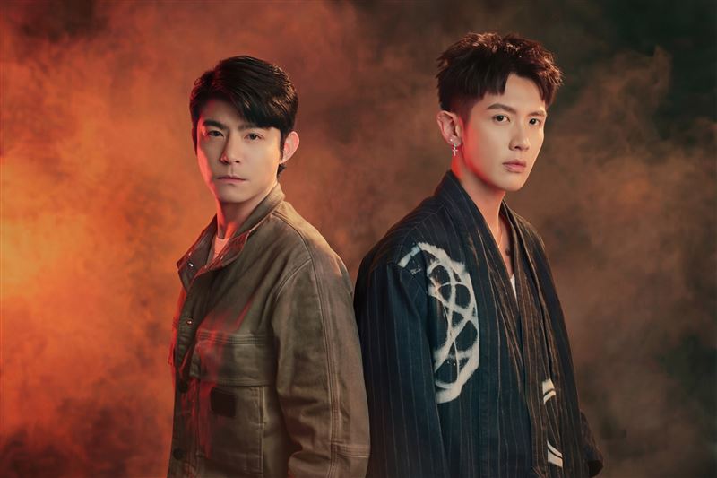 柯震東（右）、王柏傑演的《乩身》上線後熱度持續飆升。（圖／快電商提供）