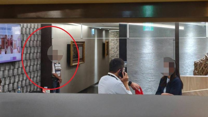 新北4歲男童今檢警相驗遺體，家屬抵達醫院。（圖／記者莊淇鈞攝影）