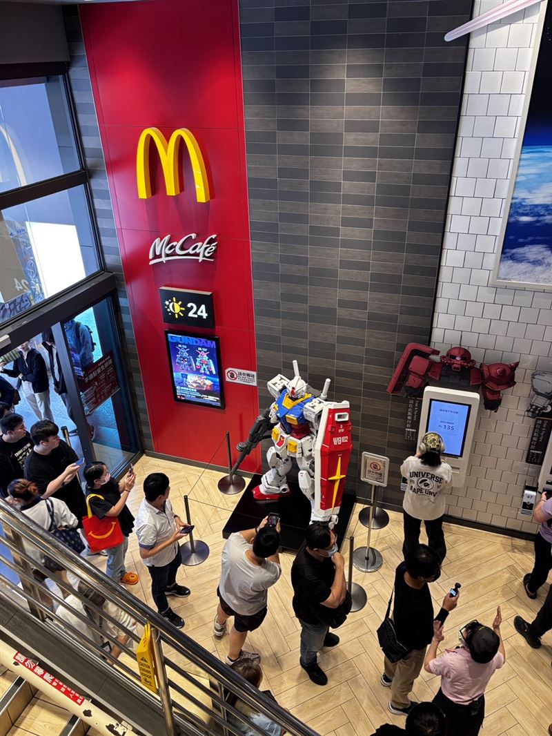 麥當勞台北昆明鋼彈主題旗艦餐廳上午9點半就湧現排隊人潮。(圖／麥當勞提供）