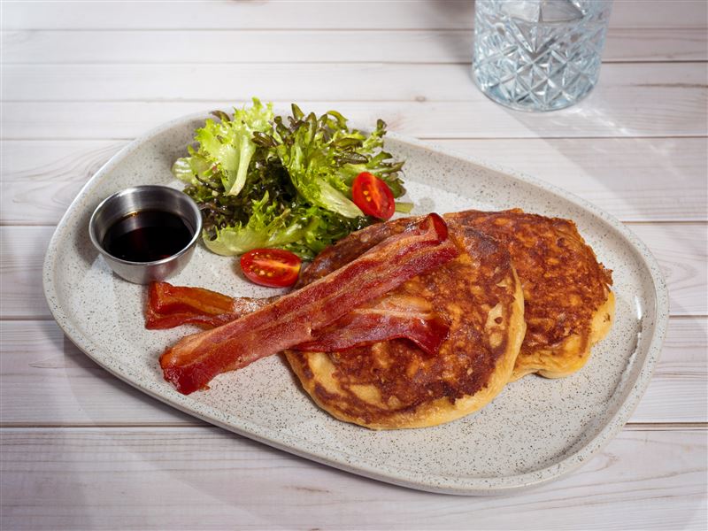 美式煎餅與起司通心粉混搭的「起司通心粉鬆餅」，為本季最特別料理。(圖／開展餐飲集團提供）