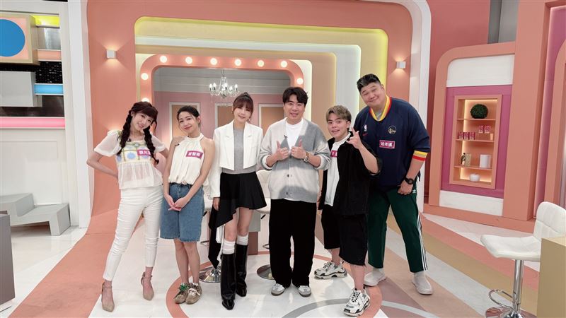 蔡允潔（左起）、曾智希、嚴立婷、梁赫群、海產、哈孝遠合照。（圖／民視提供）