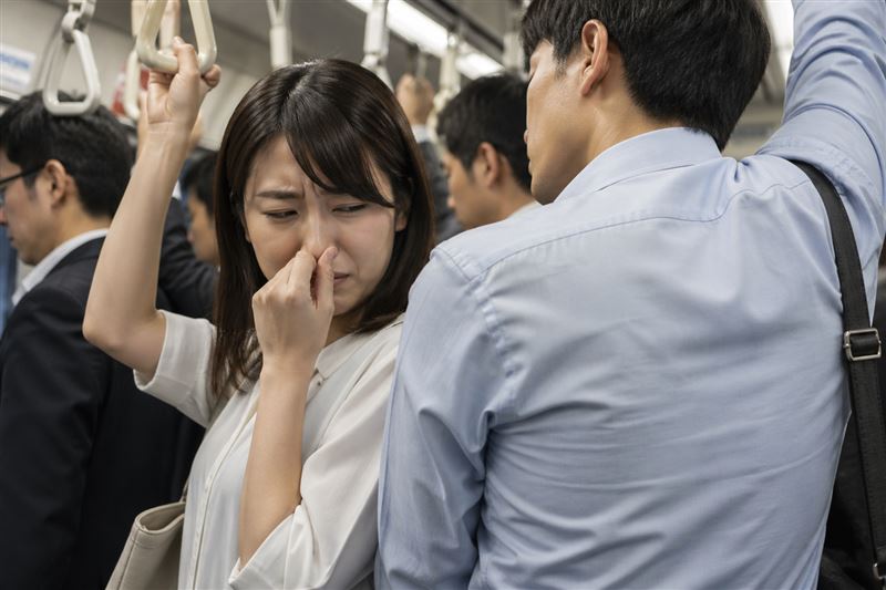 夏天體味重，胸腔暨重症醫師黃軒指出，關鍵在「減少細菌滋生」，除了穿透氣衣物、少吃辛辣物，許多人洗澡後未徹底擦乾，潮濕環境反讓細菌狂長。（圖／AI製圖）
