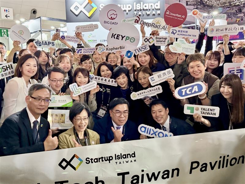 亞洲最大創新科技盛會SusHI Tech Tokyo 2026首日東京都知事小池百合子(二排右三)與環境部部長彭啟明(一排右三)蒞臨場館。（圖／大數據股份有限公司提供）