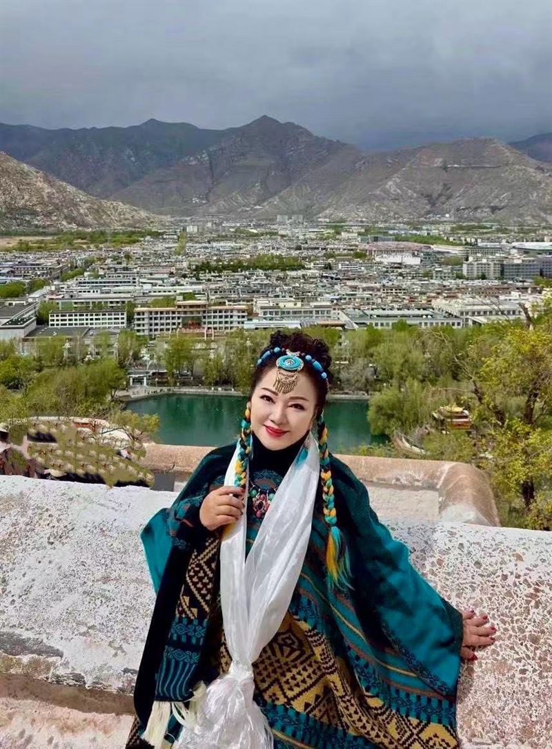 白冰冰徒步登上布達拉宮。（圖／長興影視提供）