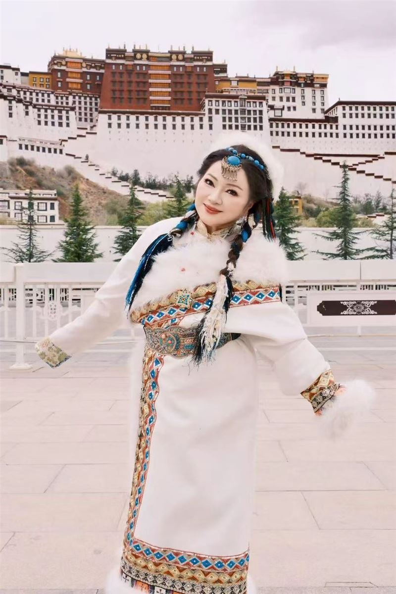 白冰冰在布達拉宮美美拍照。(圖／長興影視提供）