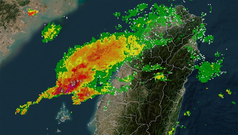 雷雨帶靠近中台灣。（圖／翻攝自台灣颱風論壇｜天氣特急 臉書）