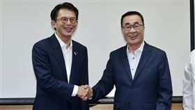 新北藍白合民調李四川勝出（2）國民黨、民眾黨共推新北市長參選人，28日在台北公布民調結果，由台北市前副市長李四川（右）勝出，民眾黨主席黃國昌（左）承諾全力輔選李四川。中央社記者張皓安攝　115年4月28日