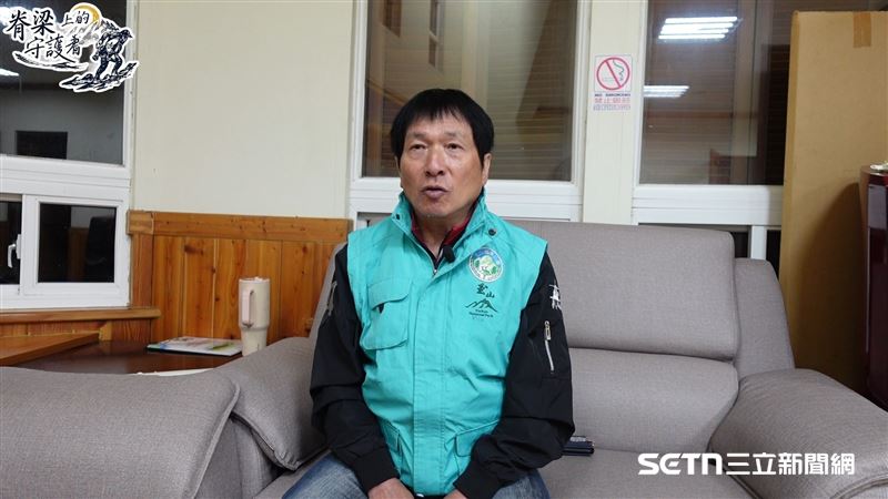 為什麼會選擇當保育巡查員呢？劉居賜說，自己本來就很喜歡爬山，所以得知玉管處在招考時，二話不說就報名。訪談中他還分享家族遺傳「天生神力」，自己從小就比同齡孩子力氣還大，所以負重20、30公斤上玉山對他來說並不是什麼難事。（圖／記者張雅筑攝）