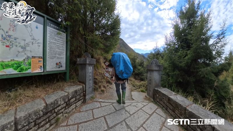 可以注意到，劉居賜腳上穿的並非專業登山鞋，而是看似非常普通的雨鞋。他說，因為這樣才能直接感受到腳下的抓地力，在濕滑、泥濘或崩塌地帶，雨鞋的軟底能讓腳掌更靈敏地感知地形起伏，確保背負傷者時的每一步都穩如泰山。對這位資深巡山員而言，裝備不在於昂貴，而在於能否與大地合一。（圖／記者張雅筑攝）