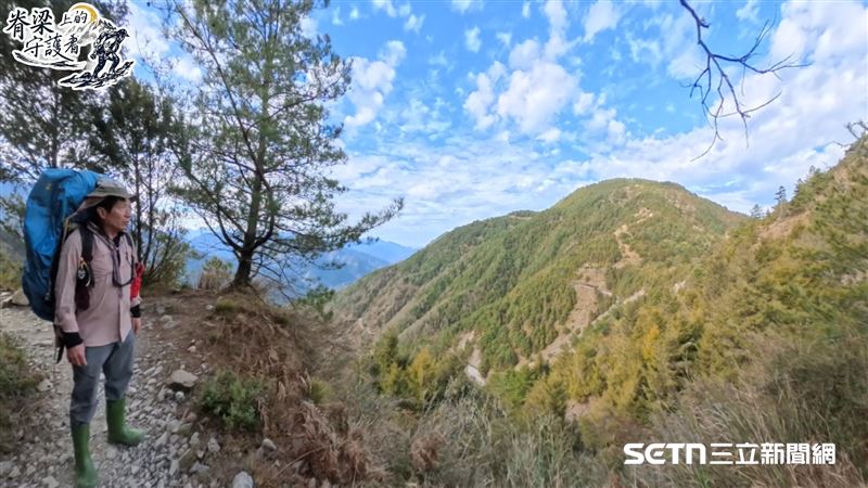 劉居賜認為，很多登山風險，其實來自「誤解」，誤解氣候、誤解身體反應，也誤解台灣的山。他舉例：有人在濕冷環境中，仍照著國外經驗行動；有人以為腳印就是路，卻在雪地中迷失；有人依賴藥物，卻忽略了最基本的保暖與呼吸。他強調：「台灣的山，跟國外不一樣。」（圖／記者張雅筑攝）