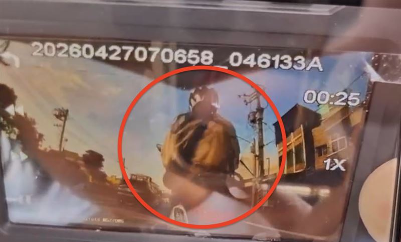 女大生無煞車撞擊女警摩托車。（圖／民眾提供）