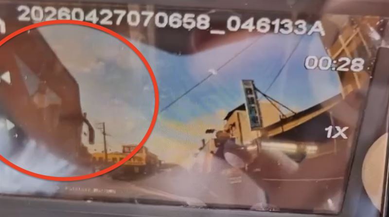 女警從車上跌落後遭遊覽車輾斃。（圖／民眾提供）