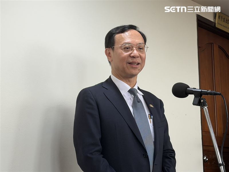 行政院政務委員陳時中今（29）日拋出證券交易稅提撥部分挹注健保，衛福部長石崇良表態雙手贊成。（圖／記者蔣季容攝影）