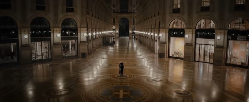 AI時代殘酷提醒！為什麼要看《穿Prada的惡魔2》的10大理由震撼曝光。助你在AI時代如虎添翼。圖為米蘭達若有所思的獨自走在米蘭「艾曼紐二世迴廊（Galleria Vittorio Emanuele II）」精品皇家迴廊。（圖／翻攝自《穿Prada的惡魔2》電影預告）