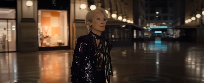 AI時代殘酷提醒！為什麼要看《穿Prada的惡魔2》的10大理由震撼曝光。助你在AI時代如虎添翼。圖為米蘭達若有所思的獨自走在米蘭「艾曼紐二世迴廊（Galleria Vittorio Emanuele II）」精品皇家迴廊。（圖／翻攝自《穿Prada的惡魔2》電影預告）