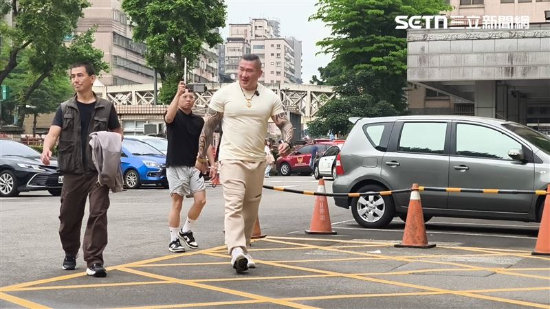 「館長」陳之漢於直播中，怒嗆「把賴清德的狗頭斬下來」遭起訴，今現身新北地院開庭。（圖／記者莊淇鈞攝影）