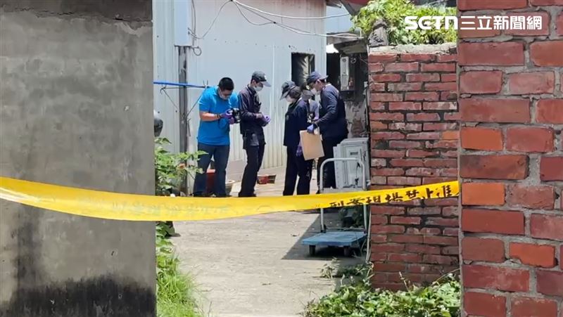 警方今日上午回現場採證，一件染血的衣服黏在地上早已乾涸，地面血跡斑斑，儘管大白天，仍令人不寒而慄。（圖／翻攝畫面）