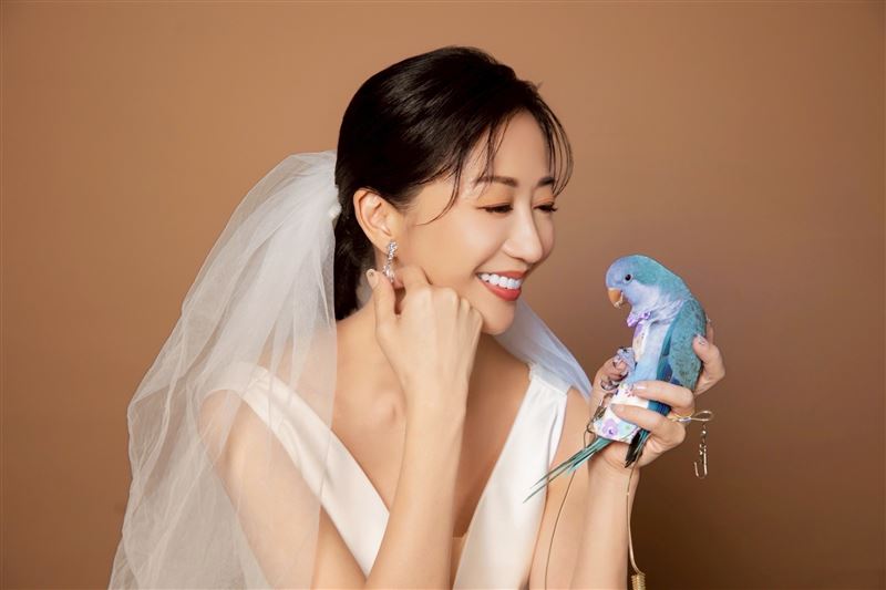 潘奕如開心自己的寵物藍和尚鸚鵡「樂樂」化身劇組親善大使。（圖／民視提供）