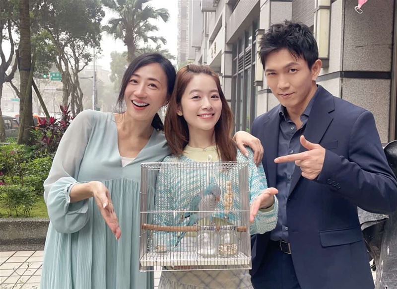 潘奕如（左）開心樂樂戲中擔任關鍵「媒鳥」，意外牽起黃尚禾（右）、程雅晨（中）劇中情緣。（圖／民視提供）