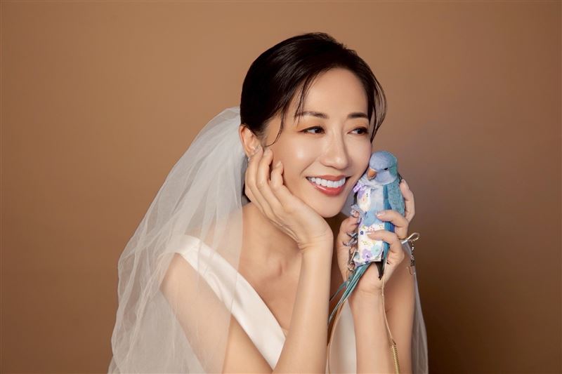 潘奕如帶著愛鳥「樂樂」進組拍戲。（圖／民視提供）