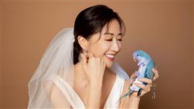 潘奕如開心自己的寵物藍和尚鸚鵡「樂樂」化身劇組親善大使。（圖／民視提供）