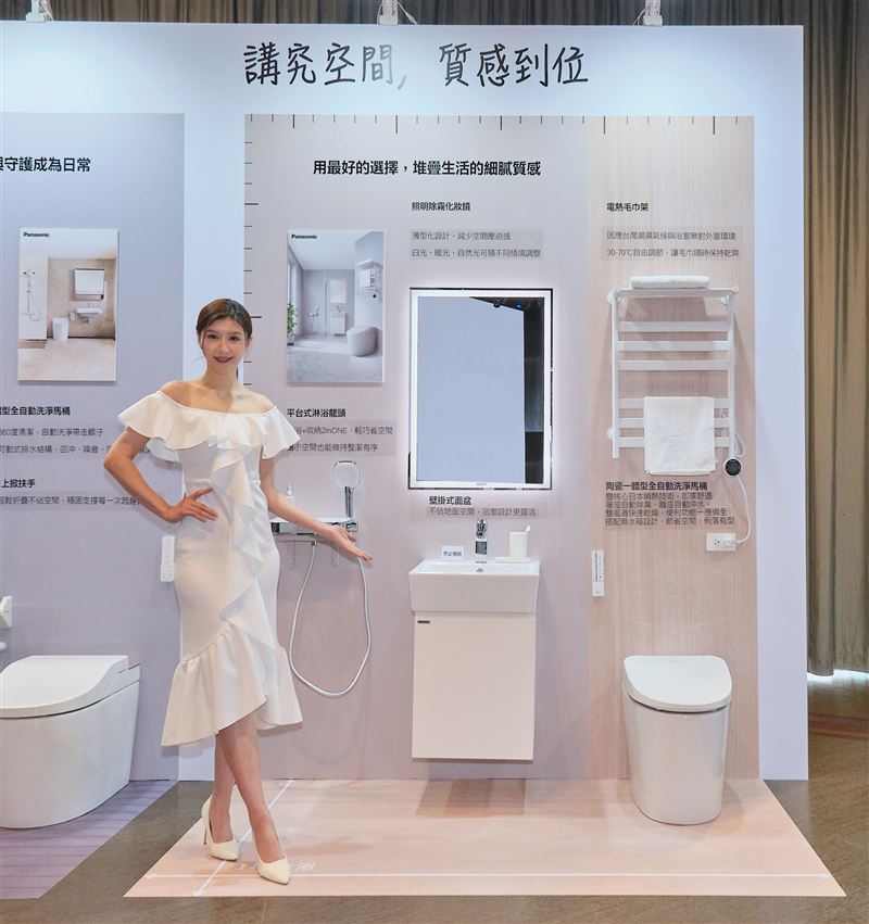 在衛浴空間部分，Panasonic推出全新可調溫式電熱毛巾架，結合全自動洗淨馬桶、平臺式花灑、壁掛洗面盆與化妝鏡櫃等衛浴商材，提供更安心舒適的使用體驗。（圖／業者提供）