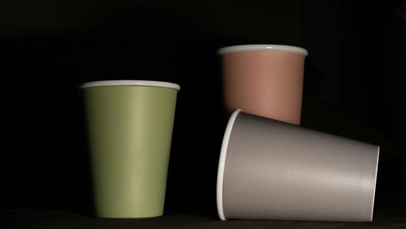 紙杯內層多覆有一層塑膠塗層，85℃熱水倒入就可能釋放約2.5萬個微米級微塑膠顆粒，以及超過1億個更微小的奈米塑膠粒 。（示意圖／unsplash）