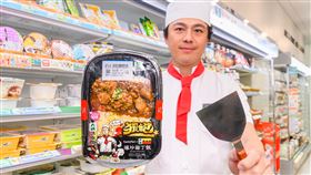 聯名商品「爆炒雞丁飯」以大埔鐵板燒秘製醬汁為研發核心，搭配鮮食廠平釜直火製程，重現大火爆炒雞丁的醬香，搭配爽脆高麗菜的濃厚鹹香滋味，售價99元。（圖／品牌業者提供）