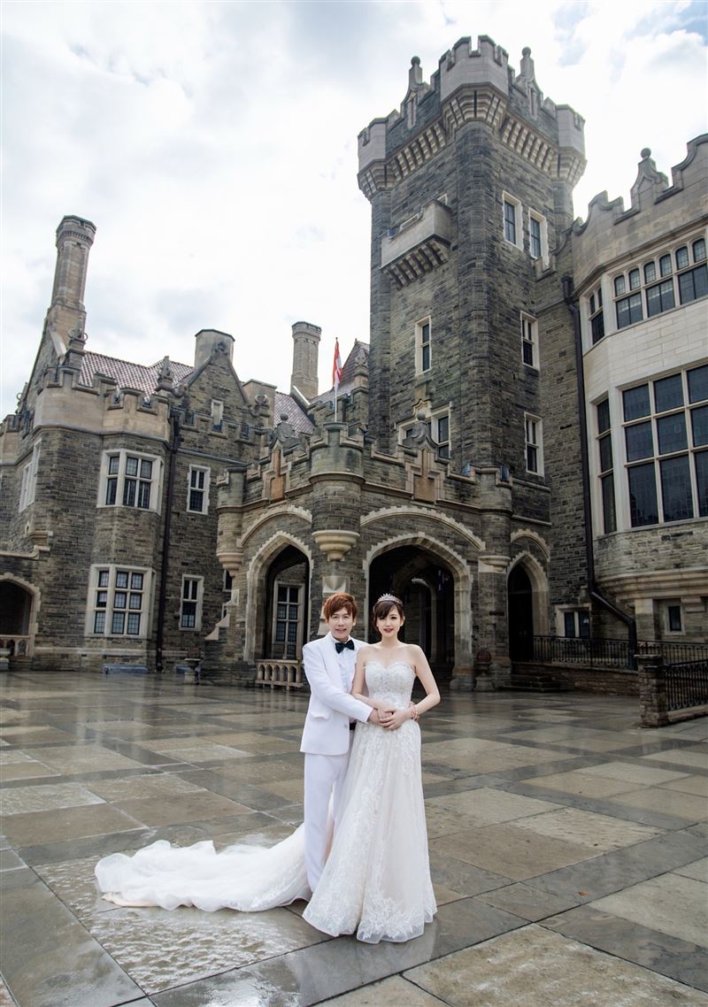 陳昶均與衣袖於加拿大古堡拍攝婚紗。（圖／欣代唱片提供）