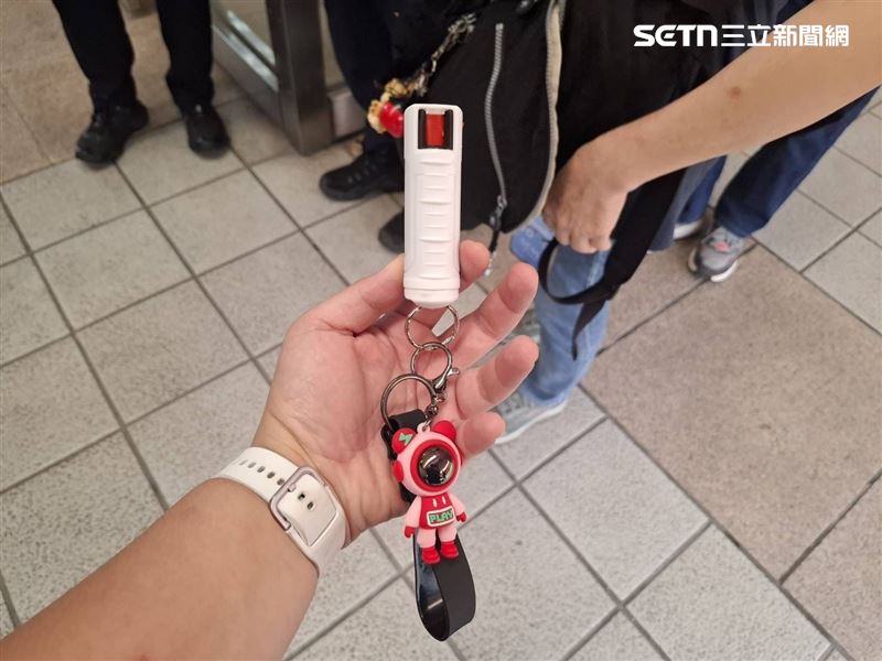 婦人向員警表示誤觸辣椒水。（圖／翻攝畫面）