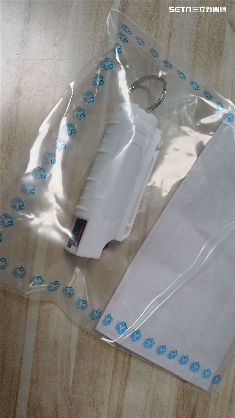 郭姓婦人在捷運車廂內誤觸辣椒水，北捷緊急疏散3車廂乘客。（圖／翻攝畫面）