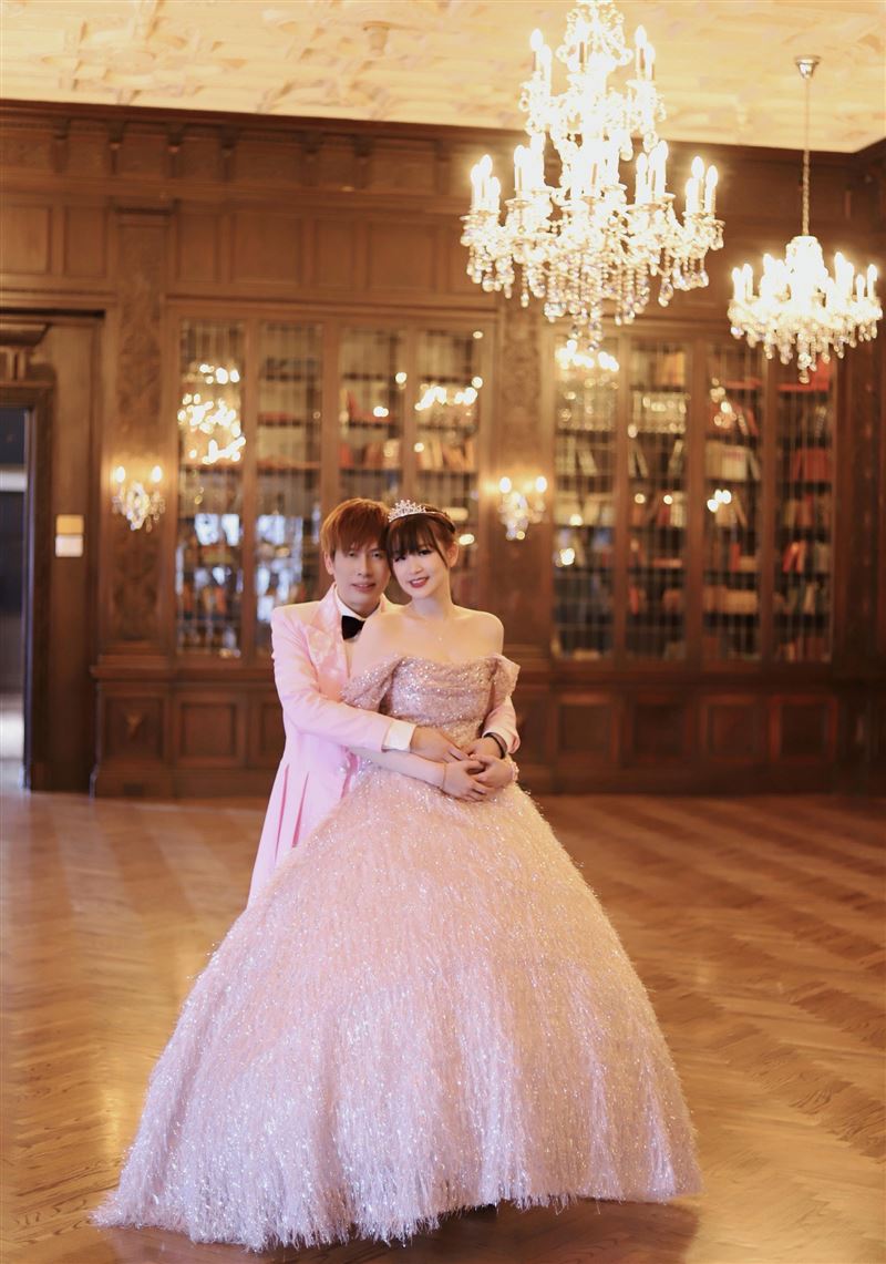 陳昶均與老婆飛到多倫多百年古堡拍攝婚紗。（圖／欣代唱片提供）