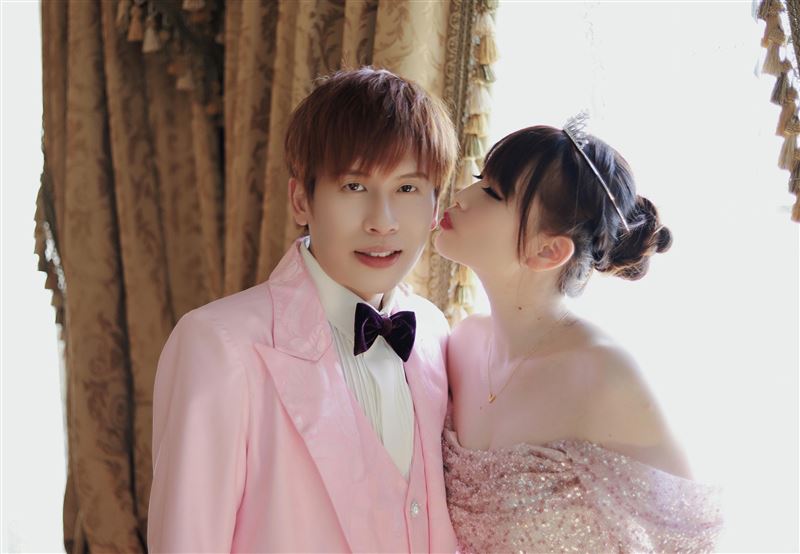 陳昶均與老婆飛到多倫多百年古堡拍攝婚紗。（圖／欣代唱片提供）