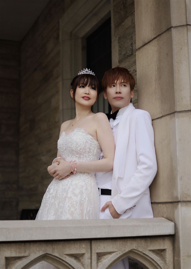 陳昶均與老婆飛到多倫多百年古堡拍攝婚紗。（圖／欣代唱片提供）