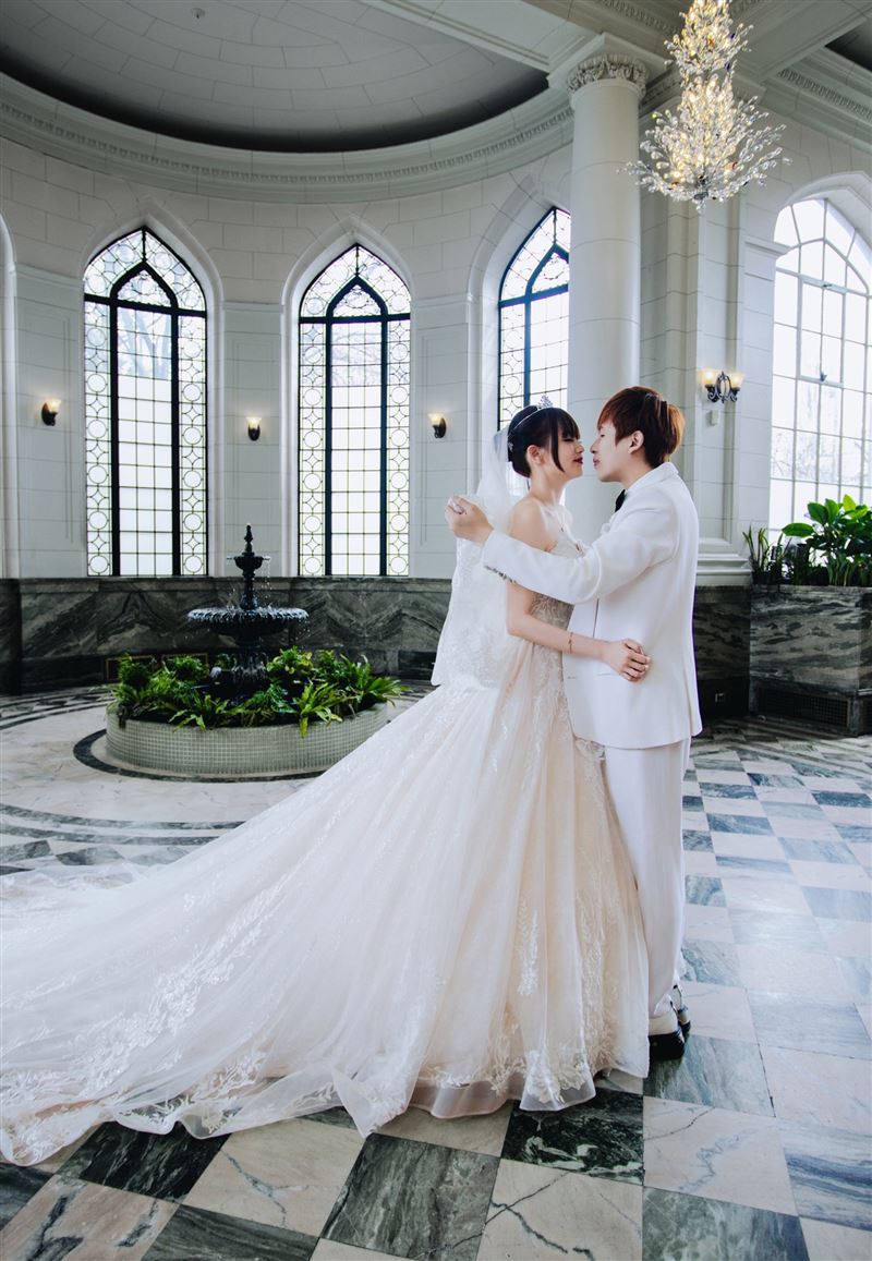 陳昶均與老婆飛到多倫多百年古堡拍攝婚紗。（圖／欣代唱片提供）