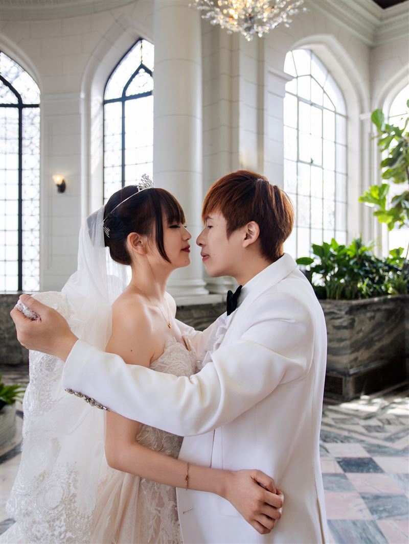 陳昶均與老婆飛到多倫多百年古堡拍攝婚紗。（圖／欣代唱片提供）