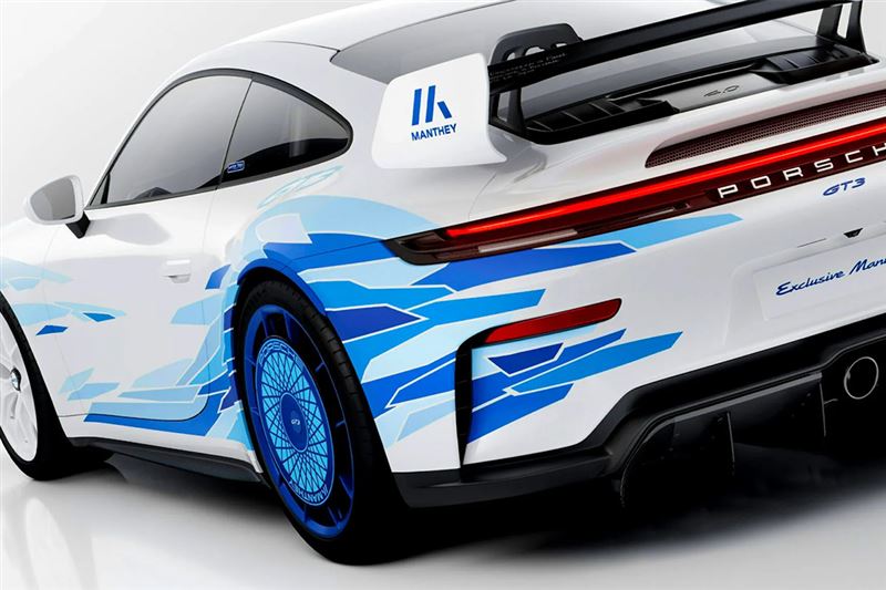 後輪採用藍色碳纖維空力輪圈蓋，表面還刻上類似切割玻璃紋路。（圖／翻攝Porsche網站）