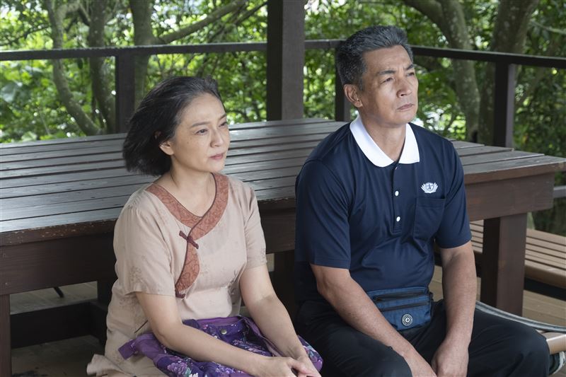 伊正（右）、梁家榕（左）扮老妝。（圖／大愛提供）