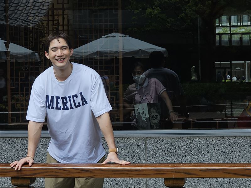 楊鎮76歲老父在家「擺POSE」沒重心。（圖／大愛提供）