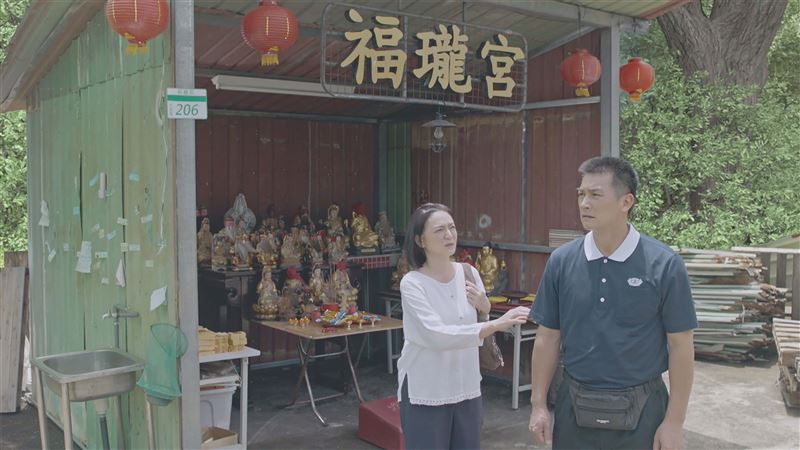 梁家榕（左）擔心伊正（右）想使用宮廟舊址來設立環保站會冒犯到神明。（圖／大愛提供）