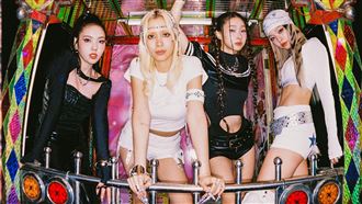 正妹女團電子花車熱舞　阿伯機車狂追被拍