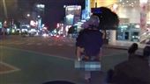 超糗！無照騎改裝車把妹　逞威拒檢狼狽曝